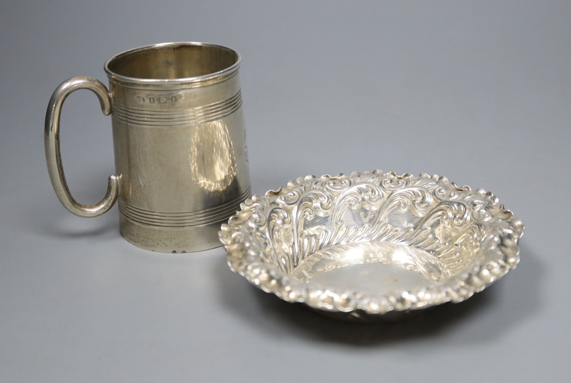 An Edwardian reeded silver christening mug, Birmingham, 1905 and a silver bon bon dish, 4.5oz.